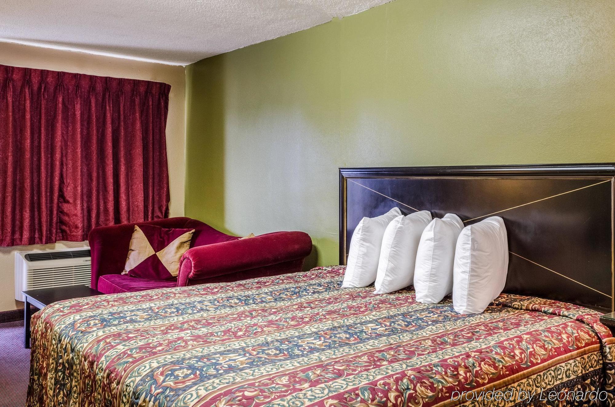 Rodeway Inn Indianola Exterior photo