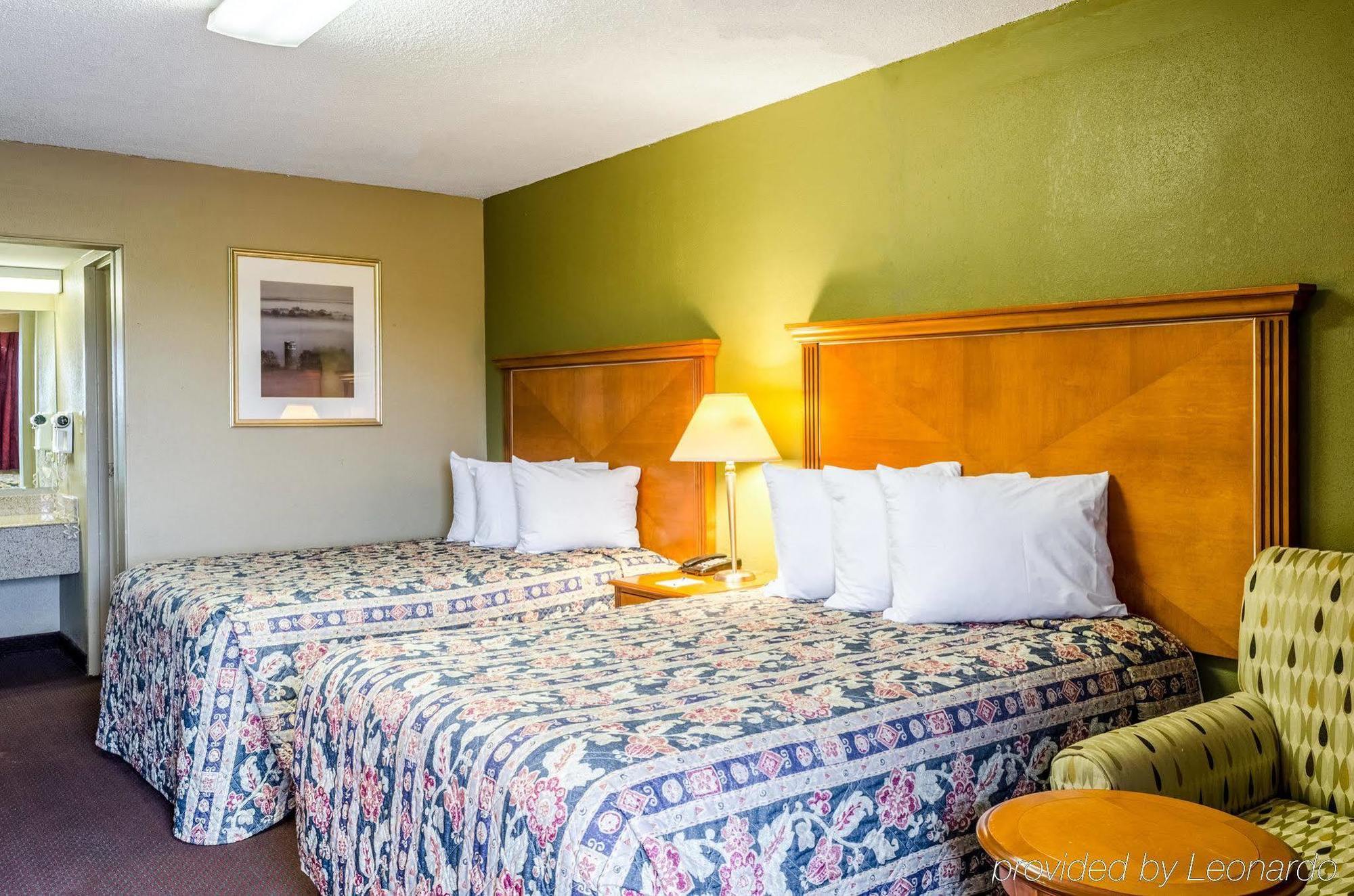 Rodeway Inn Indianola Exterior photo
