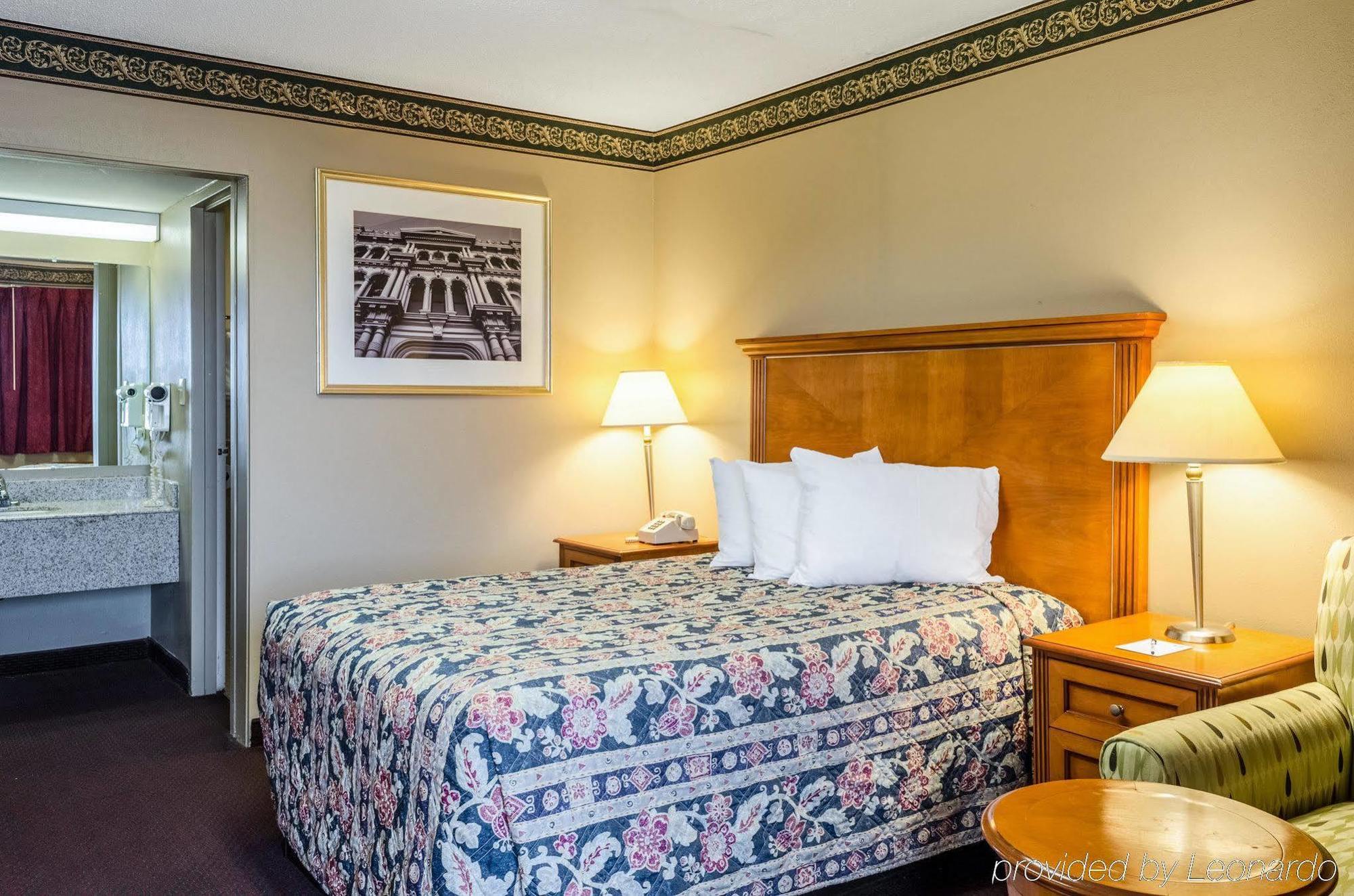 Rodeway Inn Indianola Exterior photo