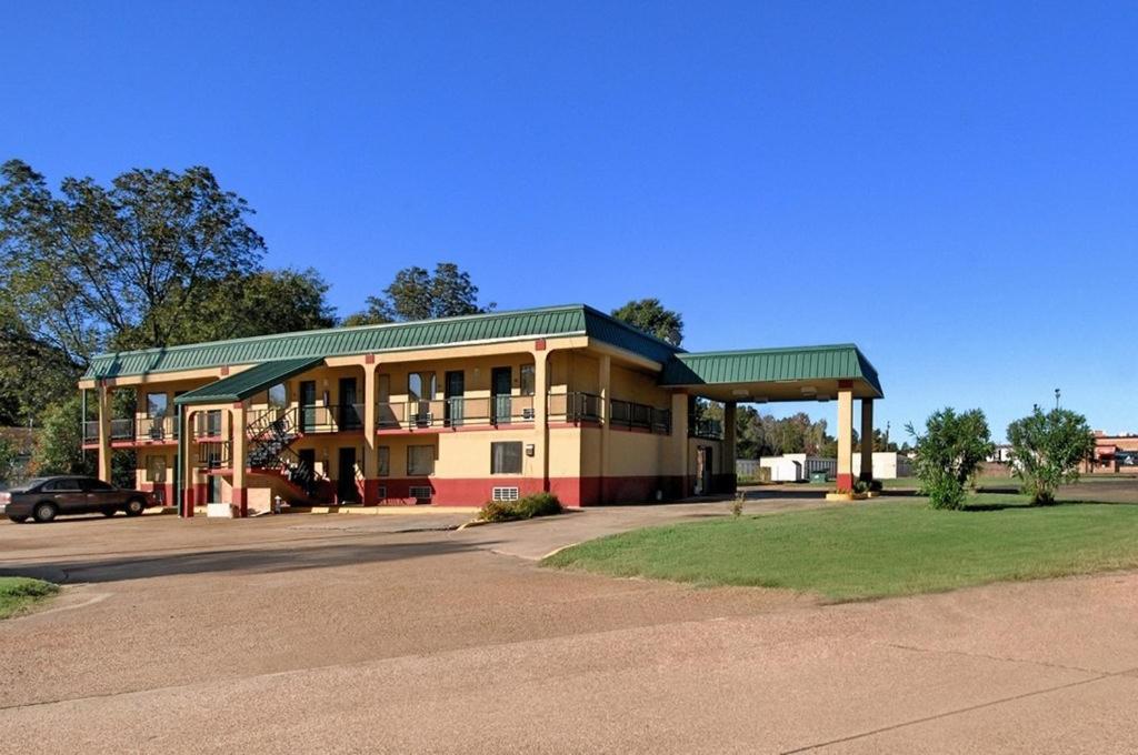 Rodeway Inn Indianola Exterior photo