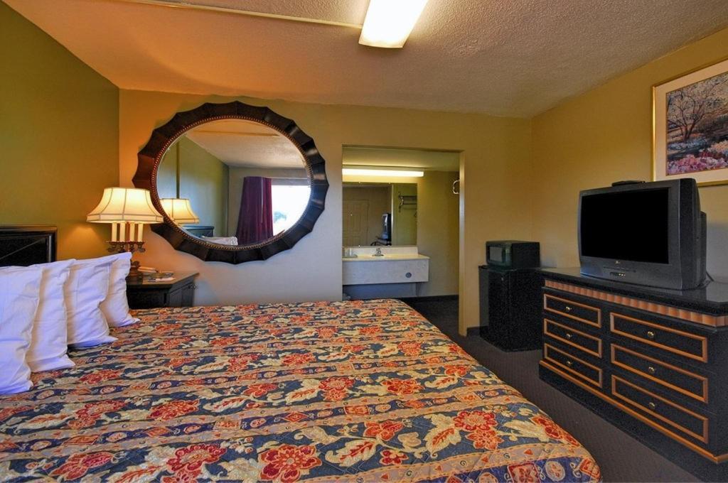 Rodeway Inn Indianola Room photo