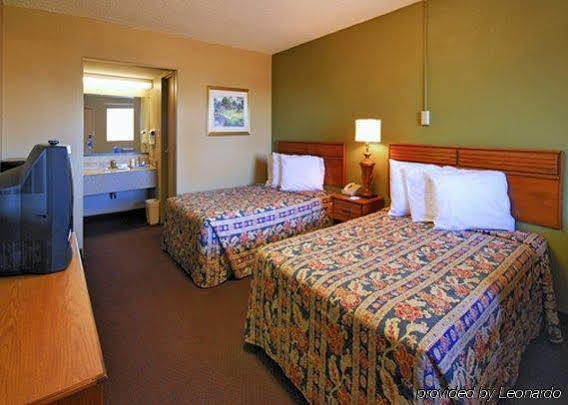 Rodeway Inn Indianola Exterior photo